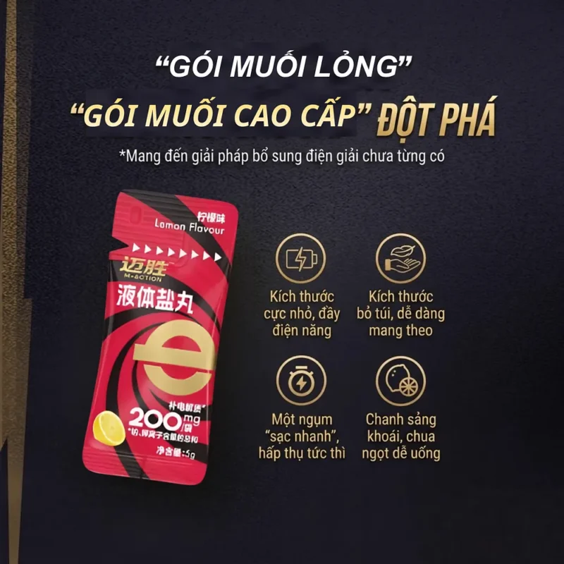 Muối Điện Giải Dạng Lỏng MACTION (5g) Sự thiếu hụt natri và các khoáng chất trong quá trình bài tiết mồ hôi có thể dẫn đến suy giảm chức năng co cơ. Muối Điện Giải Dạng Lỏng MACTION tiếp cận việc bù khoáng thông qua thay đổi kết cấu vật lý của sản phẩm, nhằm rút ngắn thời gian phân rã so với dạng viên nén truyền thống. 1. Phân tích cơ chế thẩm thấu và cấu trúc sản phẩm Các loại viên muối thông thường cần thời gian di chuyển xuống dạ dày để hòa tan trước khi tham gia vào chu trình tuần hoàn. Sản phẩm của MACTION được điều chế dưới dạng chất lỏng nhằm tận dụng hệ thống mao mạch dày đặc dưới niêm mạc miệng. Cơ chế này có thể giúp khoáng chất đi vào máu nhanh hơn ngay từ thời điểm tiếp xúc trong khoang miệng. Về mặt cấu trúc, mỗi gói cung cấp 200mg điện giải, được đóng gói trong túi định lượng 5g. Kích thước nhỏ gọn này giúp giảm thiểu không gian chiếm dụng trong đai chạy bộ hoặc áo vest nước. Sản phẩm mang hương chanh với đặc tính chua ngọt nhẹ, kết hợp cùng kết cấu lỏng giúp quá trình nuốt diễn ra thuận lợi hơn khi nhịp thở đang ở mức cao. 2. Hướng dẫn phân bổ điện giải theo chu kỳ vận động Nhu cầu bù khoáng thực tế sẽ biến thiên tùy thuộc vào tỷ lệ đổ mồ hôi, nhiệt độ môi trường và cường độ hoạt động của từng cá nhân. Đối với các bộ môn kéo dài như chạy đường trường (marathon), chạy địa hình (trail), đạp xe, hoặc tập luyện ngắt quãng trong mùa hè, nhà sản xuất đưa ra tần suất tham khảo là 1 gói sau mỗi 30 đến 45 phút. Người dùng có thể sử dụng 1 đến 2 gói cho mỗi lần nạp. Tổng mức tiêu thụ tối đa được khuyến nghị nằm trong khoảng 8 đến 12 gói một ngày. Yêu cầu bắt buộc trước khi uống là cần lắc đều túi nilon để dung dịch đồng nhất. Dù dạng lỏng không bắt buộc phải hòa tan, người dùng vẫn cần uống thêm một lượng nước lọc vừa đủ ngay sau đó để tối ưu hóa quá trình chuyển hóa tế bào và làm sạch cổ họng. 3. Các giới hạn thực tế của sản phẩm Dù mang lại sự thay đổi về phương thức hấp thụ, Muối Điện Giải Dạng Lỏng MACTION vẫn tồn tại một số nhược điểm cần được xem xét kỹ: Hàm lượng cơ bản: Mức 200mg điện giải trong một gói 5g tương đối thấp so với nhu cầu thất thoát ở môi trường nhiệt đới. Nếu tham gia các giải đấu có thời tiết khắc nghiệt, vận động viên có thể phải xé liên tục nhiều gói mới đủ đáp ứng lượng natri hao hụt, gây bất tiện trong thao tác tay khi đang chạy. Rác thải nhựa: Kích thước gói 5g quá nhỏ dẫn đến số lượng vỏ bao bì thải ra trong một cuộc đua dài là rất lớn. Việc cất giữ các vỏ dính dấp này lại vào balo đòi hỏi sự cẩn thận để tránh rơi rớt ra môi trường. Biến số hấp thụ: Tốc độ thẩm thấu qua niêm mạc miệng có thể thay đổi tùy thuộc vào tình trạng khô miệng hoặc mức độ bài tiết nước bọt của người dùng tại thời điểm đó, không đảm bảo tốc độ đạt chuẩn tuyệt đối trong mọi hoàn cảnh. 4. Thông tin phân phối Mua tại MinoriSport.com Hàng chính hãng · Giao toàn quốc · Đổi trả linh hoạt Xem giá & đặt hàng ngay tại MinoriSport.com